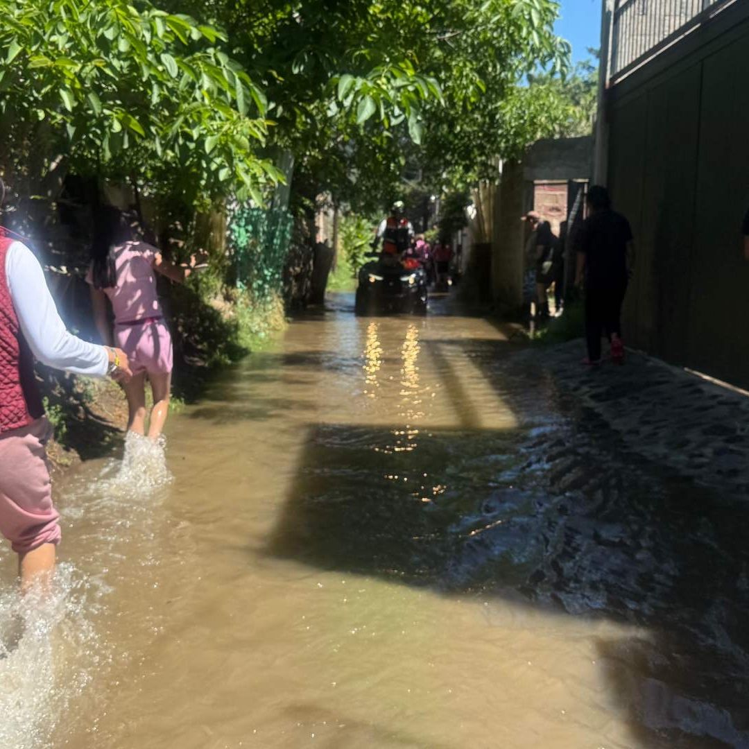 Fuga de agua en Xochimilco.