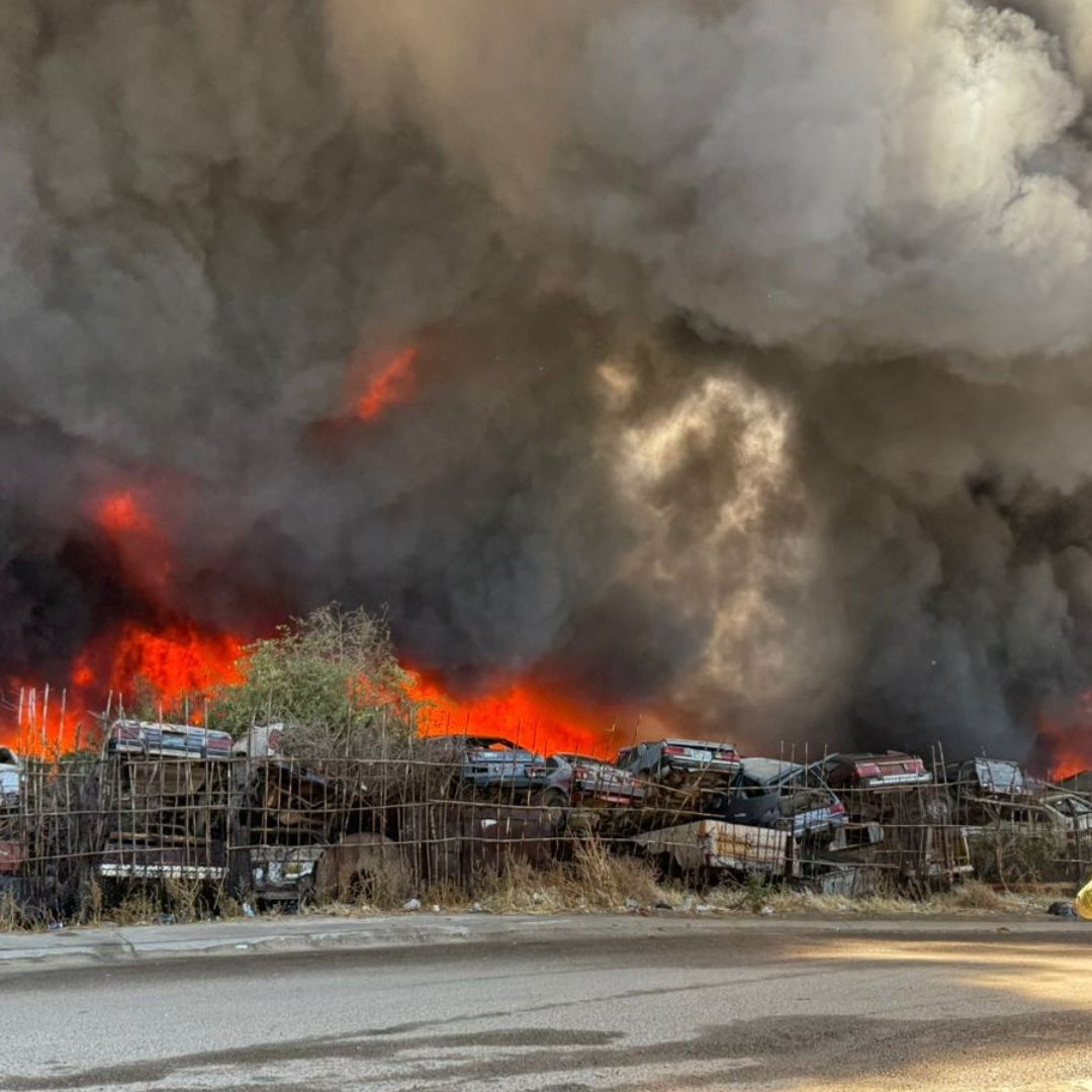 Registran Fuerte Incendio en Yonke de Ensenada; Evacuan Viviendas y Comercios