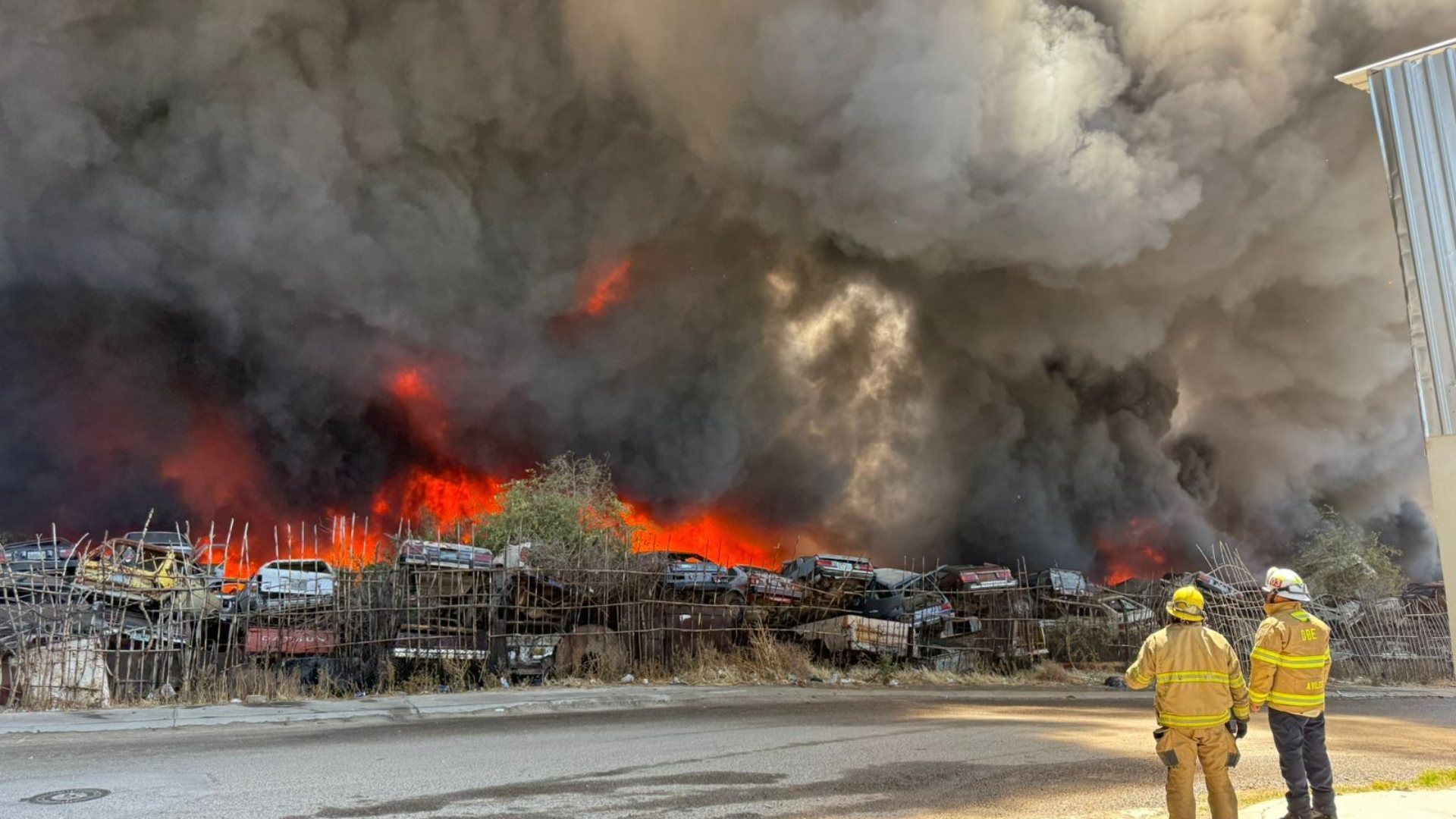 Registran Fuerte Incendio en Yonke de Ensenada; Evacuan Viviendas y Comercios
