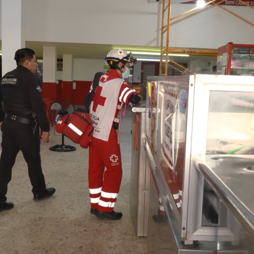 Policía de Monterrey y paramédico de la Cruz Roja