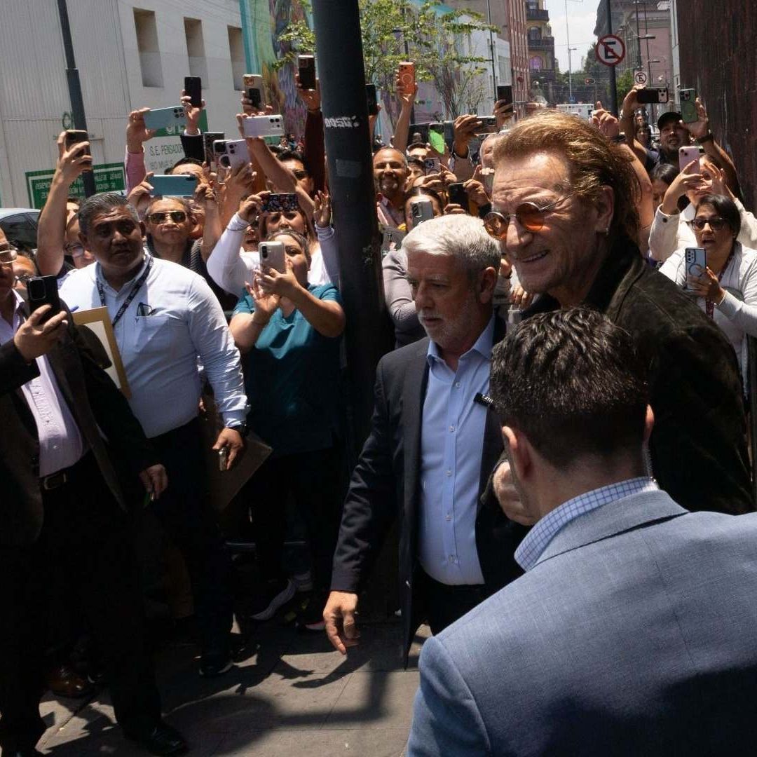 El vocalista de U2, Bono, fue el primero en salir del Teatro Hidalgo.