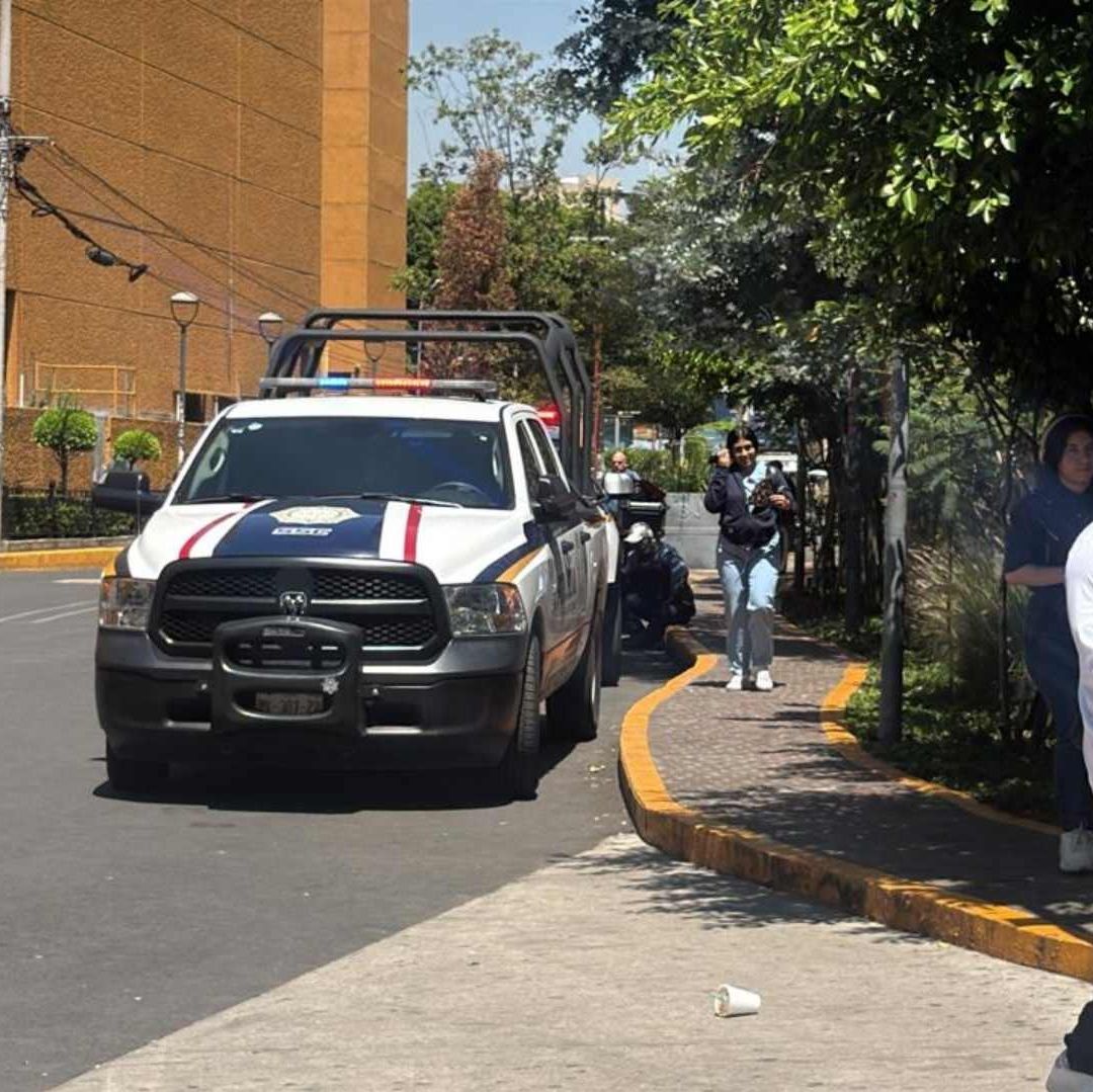 Patrulla al exterior de Plaza Mítikah, en CDMX. Foto: N+