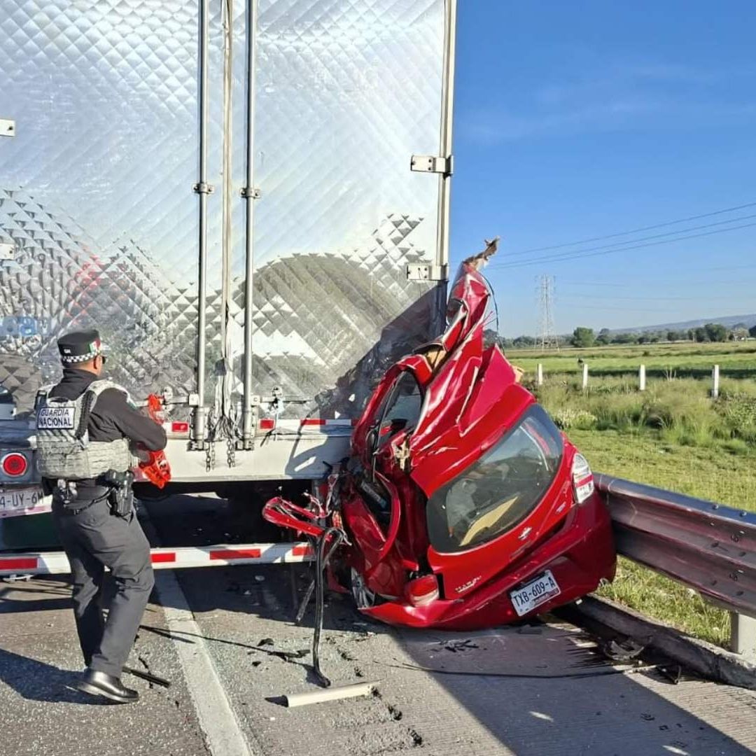 Dos Muertos y un Lesionado por Choque Accidente Auto y Caja de Tráiler en Autopista México Puebla Hoy 14 Mayo