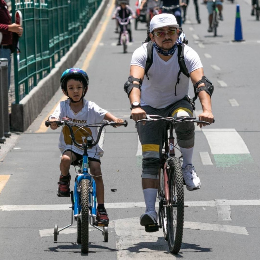 Niño y su papá. Cuándo Es el Día del Padre en México