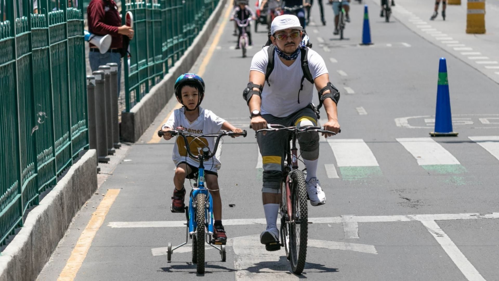 Niño y su papá. Cuándo Es el Día del Padre en México