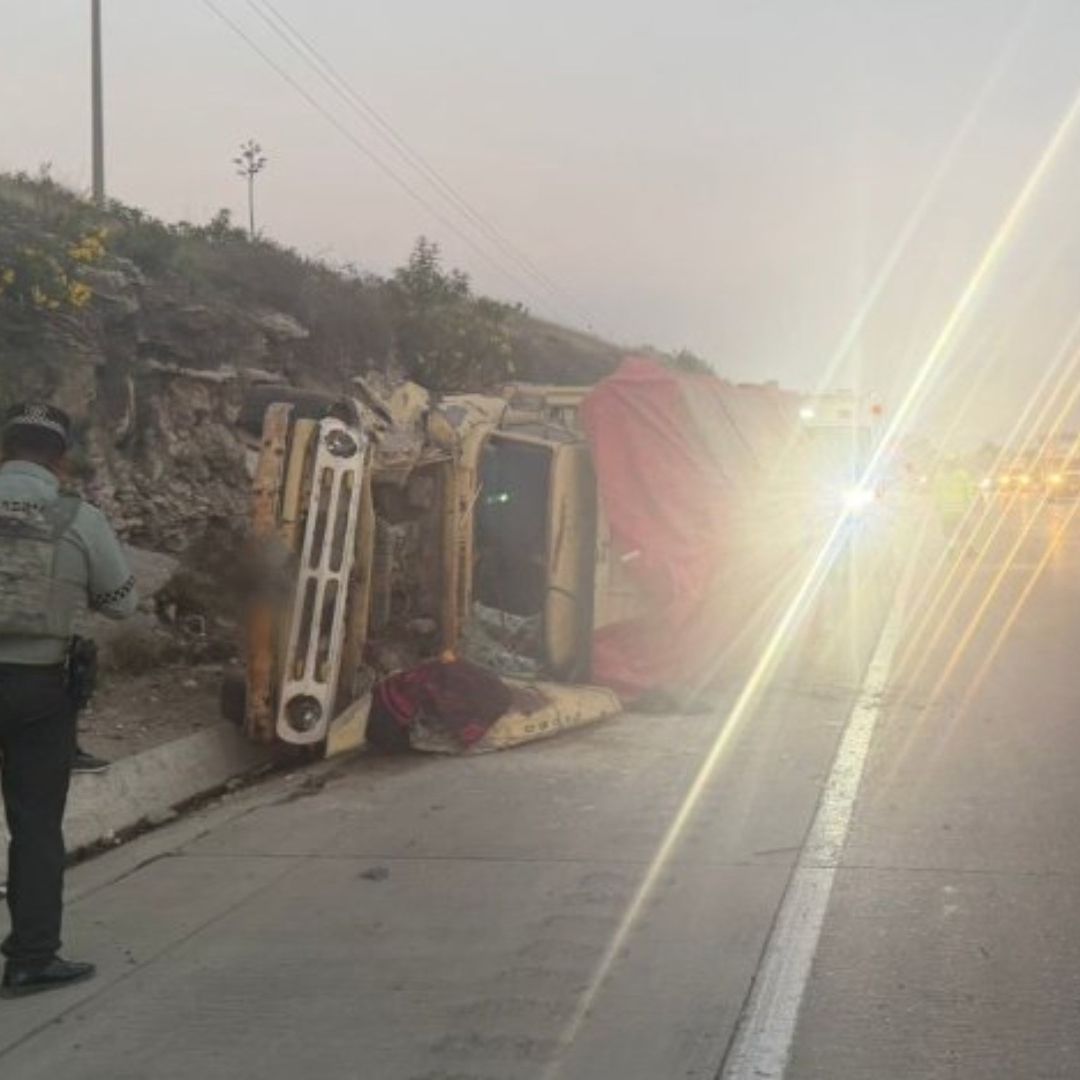 Cierre Parcial en Autopista Puebla Córdoba Orizaba por Volcadura de Camioneta