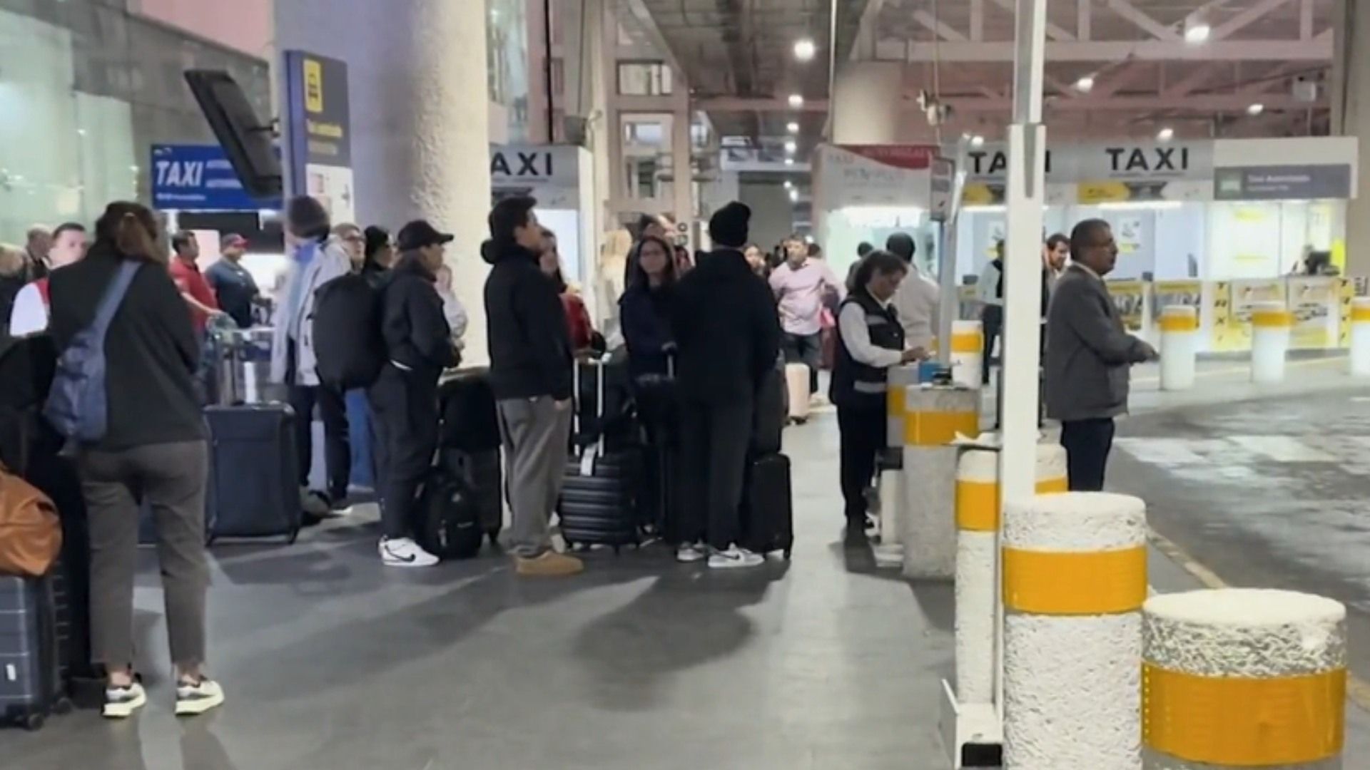 A Días del Mundial, Encontrar un Taxi en el AICM Se Ha Convertido en Un Calvario para Usuarios