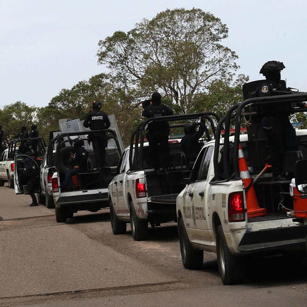Caravana de las Fuerzas federales de México en la carretera a Chilapa, en Guerrero