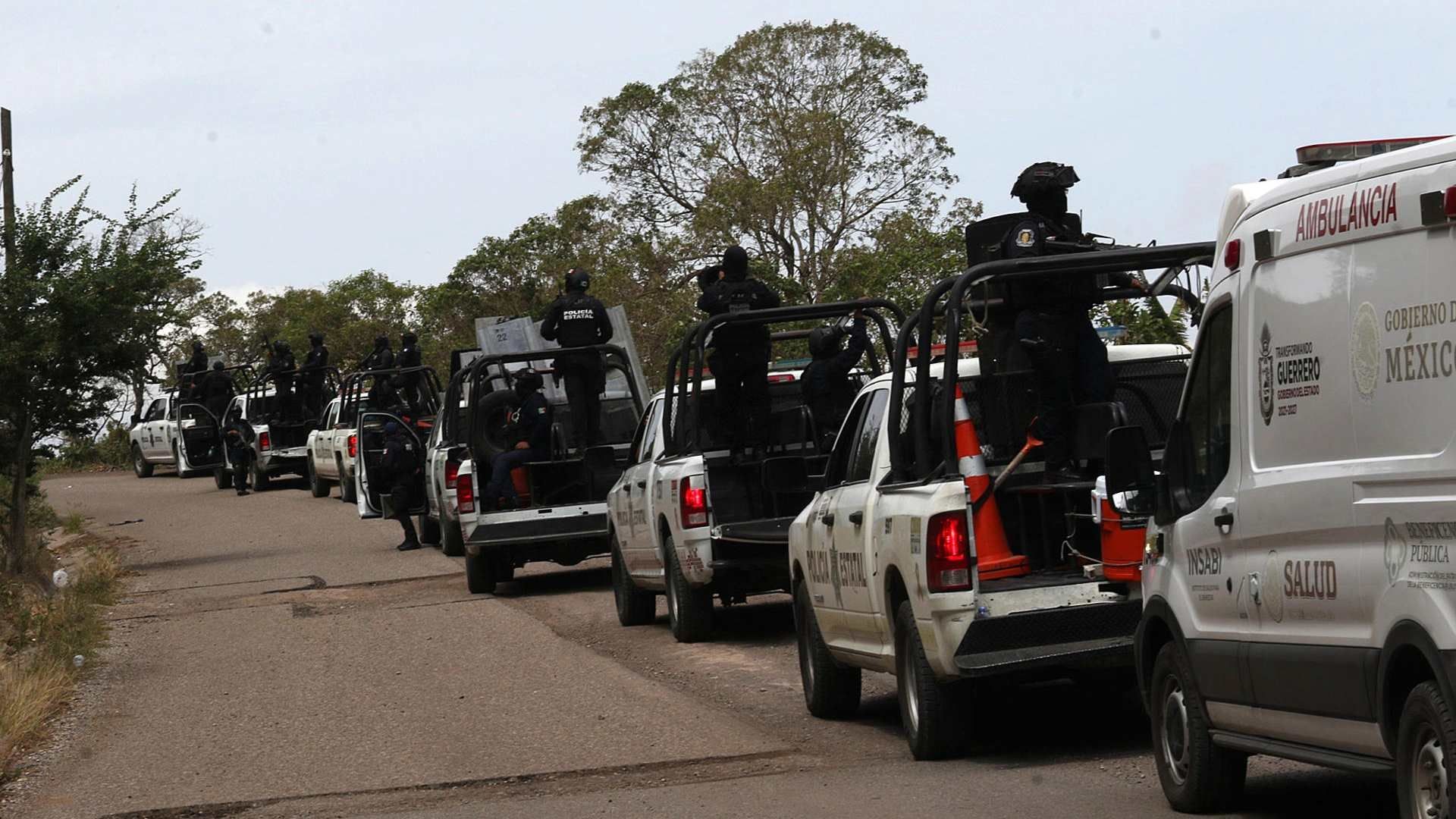 Caravana de las Fuerzas federales de México en la carretera a Chilapa, en Guerrero