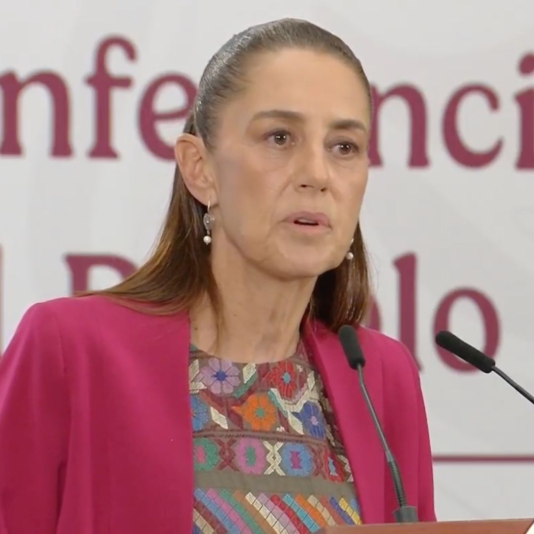 Claudia Sheinbaum habla frente a micrófono