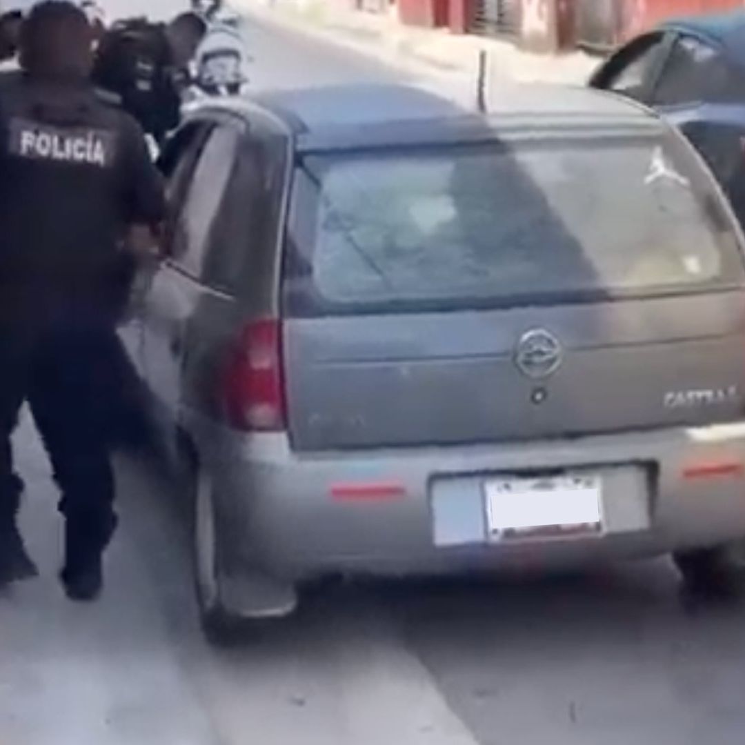 Conductor Pinta Placas de su Auto con Crayón y es Sancionado por Autoridades en Campeche