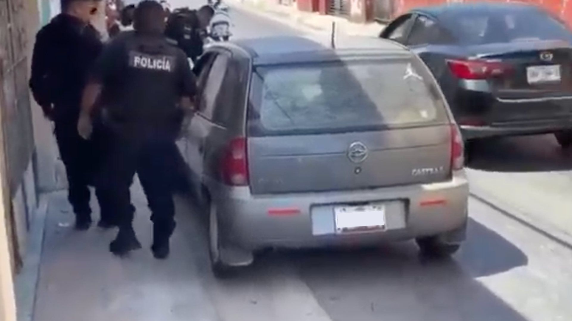 Conductor Pinta Placas de su Auto con Crayón y es Sancionado por Autoridades en Campeche