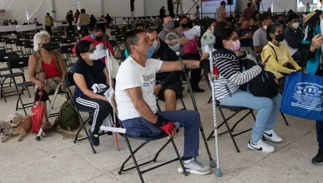 Hombres y mujeres hacen registro a la Pensión Bienestar discapacidad