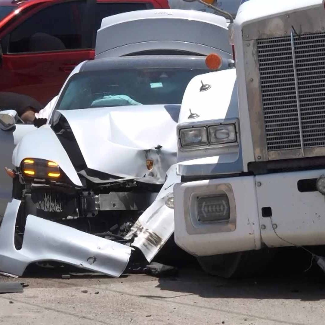 Vehículo de Lujo Queda Destrozado al Chocar Contra Pipa en Gómez Palacio