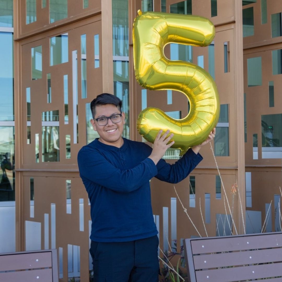 Estudiante de Padres Mexicanos Gana Beca Millonaria y Es Aceptado en 49 Universidades del Mundo