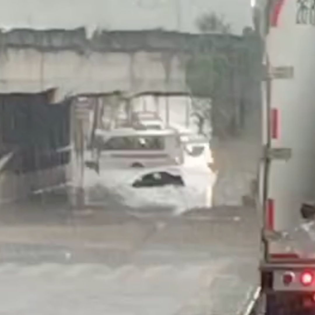 Inundación Automóvil Bajo el Agua en Paso Desnivel Puente Finsa Autopista México Puebla