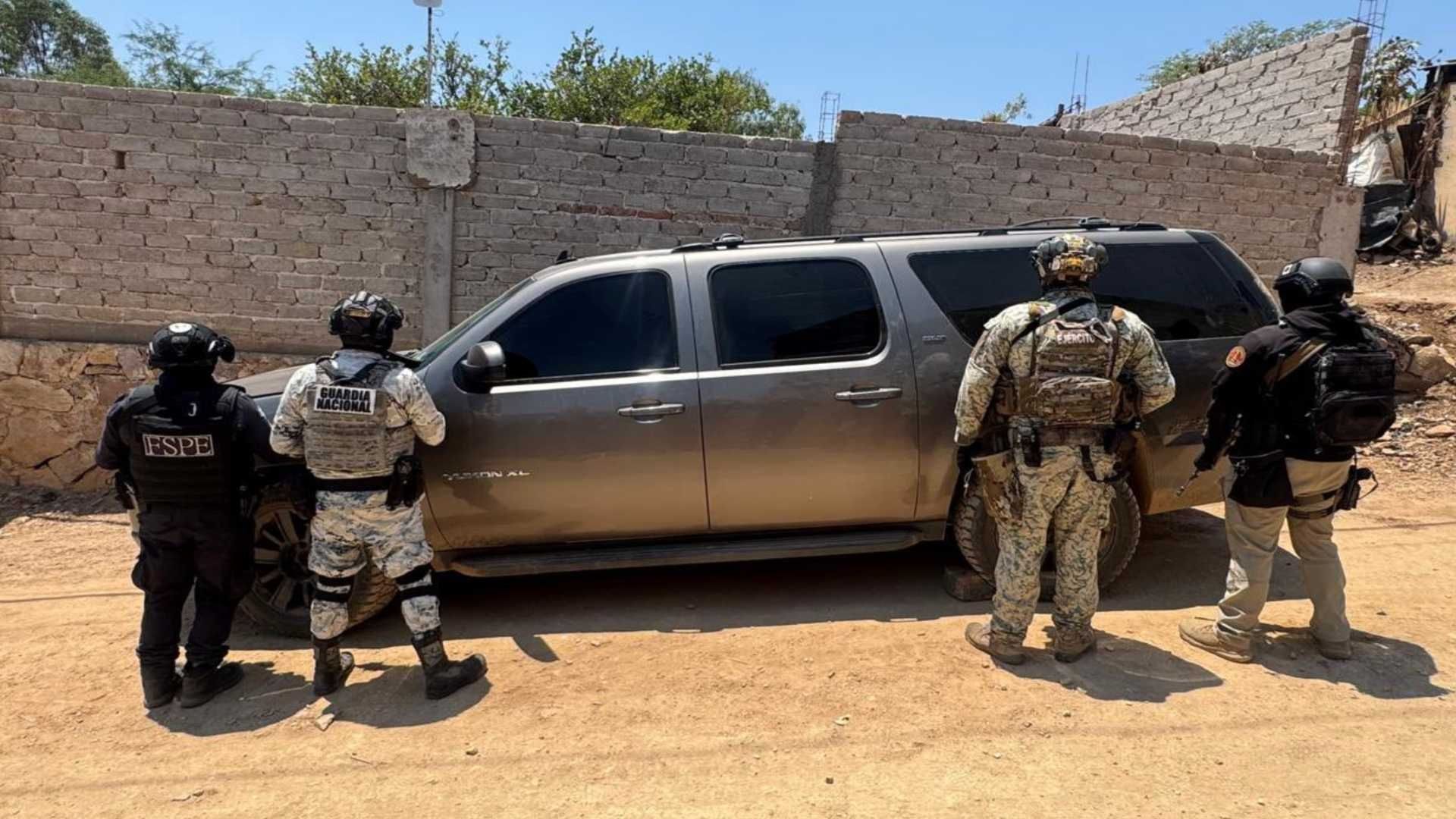 Aseguran Camioneta Robada Equipo Táctico y Armamento en Comonfort Guanajuato