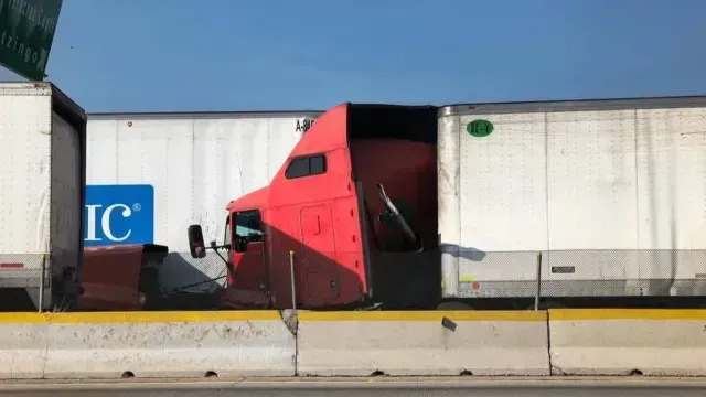 Laboran en retiro de dos tráileres siniestrados en la Puebla-Veracruz.Foto: N+