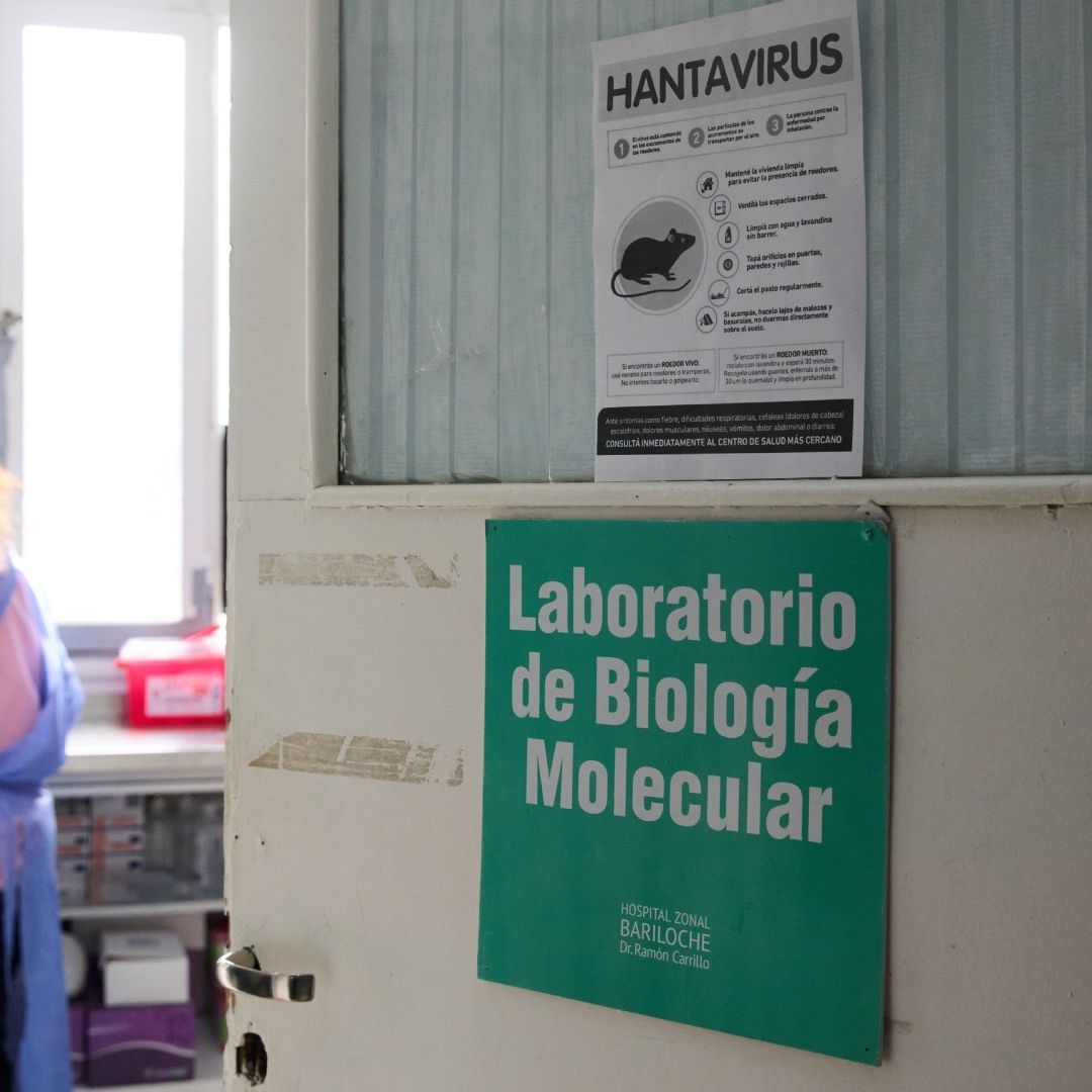 Letrero sobre hantavirus en clínica de Argentina