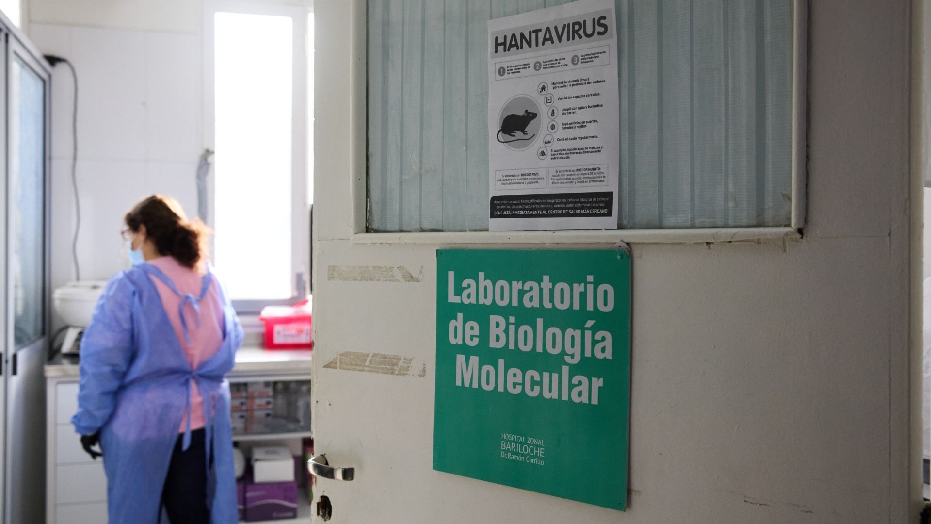 Letrero sobre hantavirus en clínica de Argentina