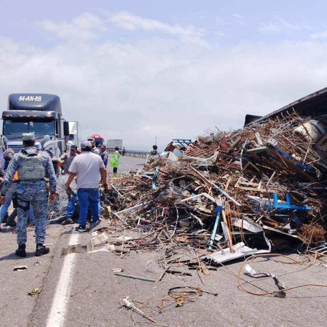 Cierre Total por Accidente Volcadura de Tractocamión con Fierro en Autopista Acatzingo Ciudad Mendoza