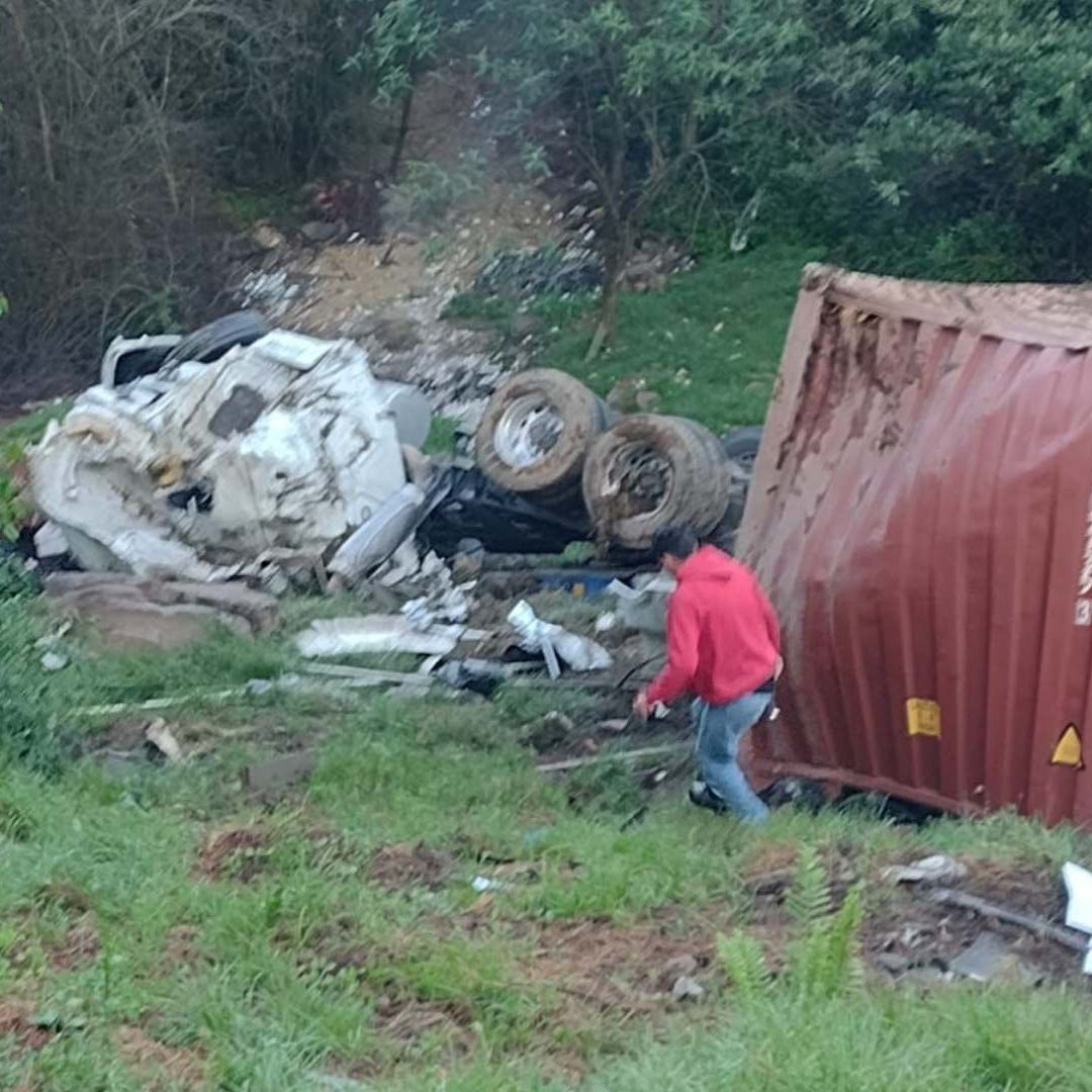 tráiler chocado tras salir de la carretera en la localidad Normandía en Las Vigas de Ramírez