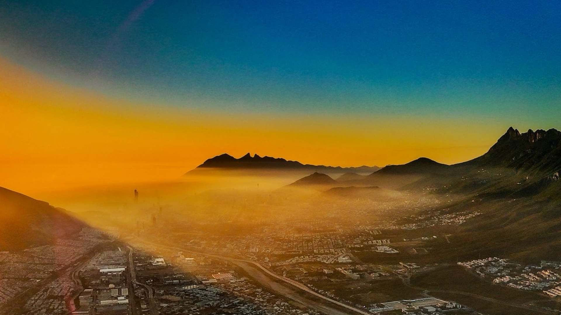Amanecer en área metropolitana de Monterrey