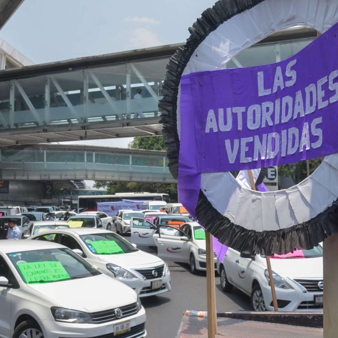 Taxistas de AICM Convocan a Mega Movilización; Grupo Aeroportuario les Informa Mejoras.