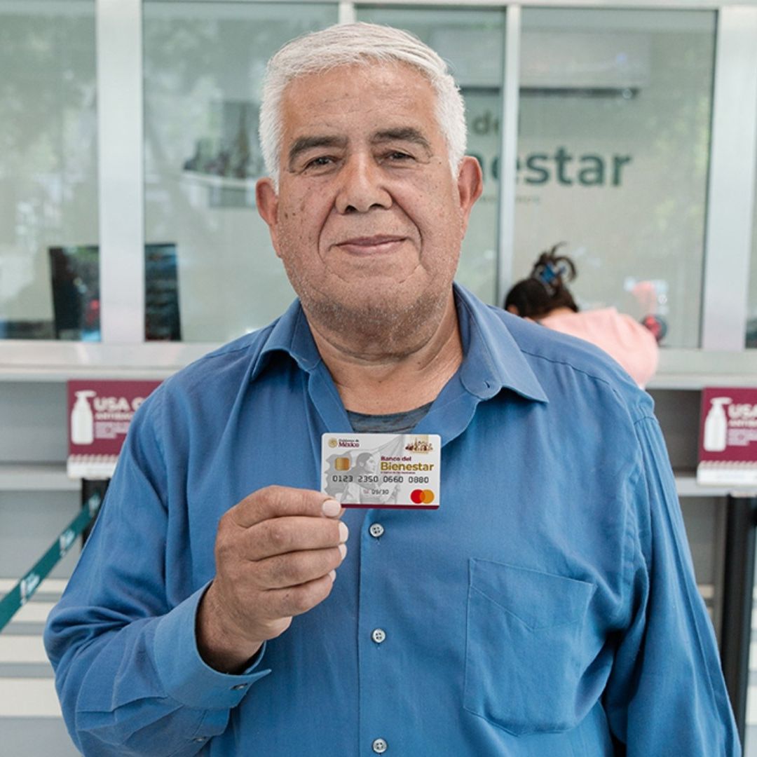 Hombre sostiene su credencial de la Pensión Bienestar. Qué letras y apellidos cobran 6,400 pesos el 13 y 20 de mayo 2026