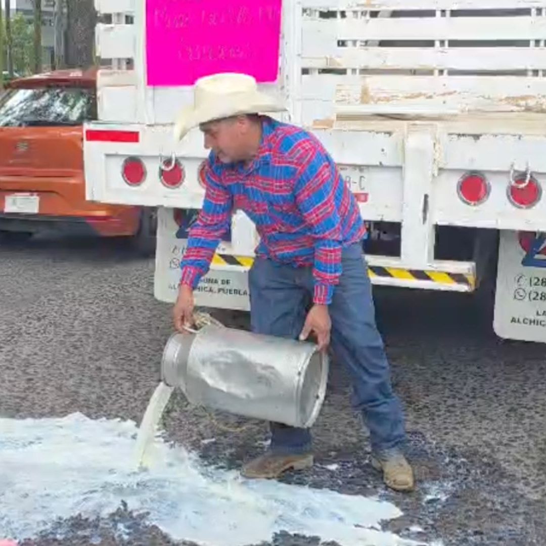 manifestación de productores de leche se manifiestan en Xalapa.