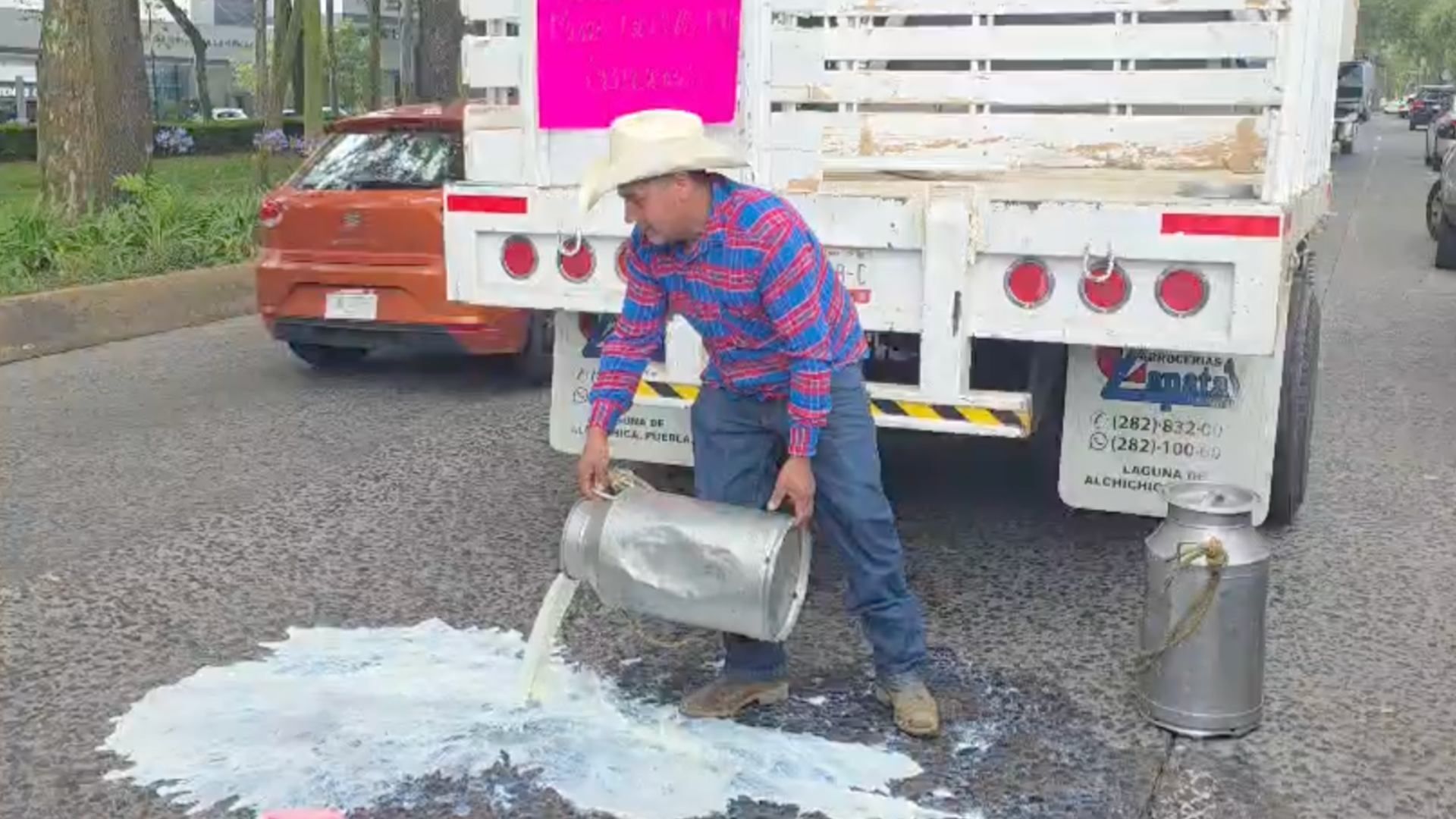 manifestación de productores de leche se manifiestan en Xalapa.