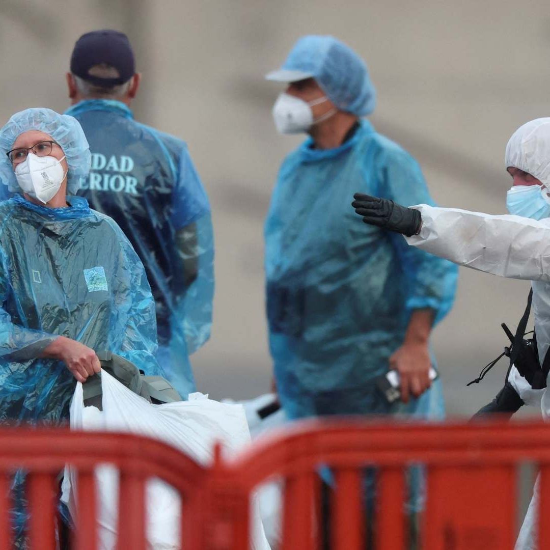 Pasajeros del crucero MV Hondius, afectado por un brote de hantavirus, reciben instrucciones del personal en Tenerife. Foto: Reuters