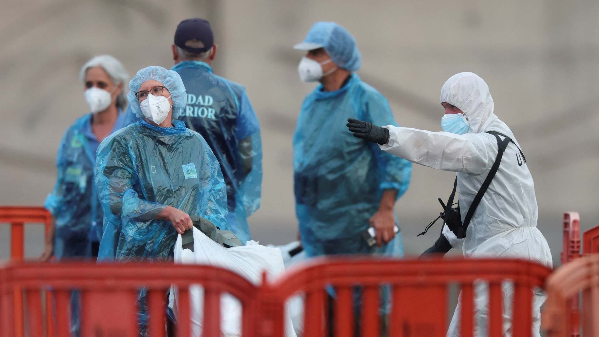 Pasajeros del crucero MV Hondius, afectado por un brote de hantavirus, reciben instrucciones del personal en Tenerife. Foto: Reuters