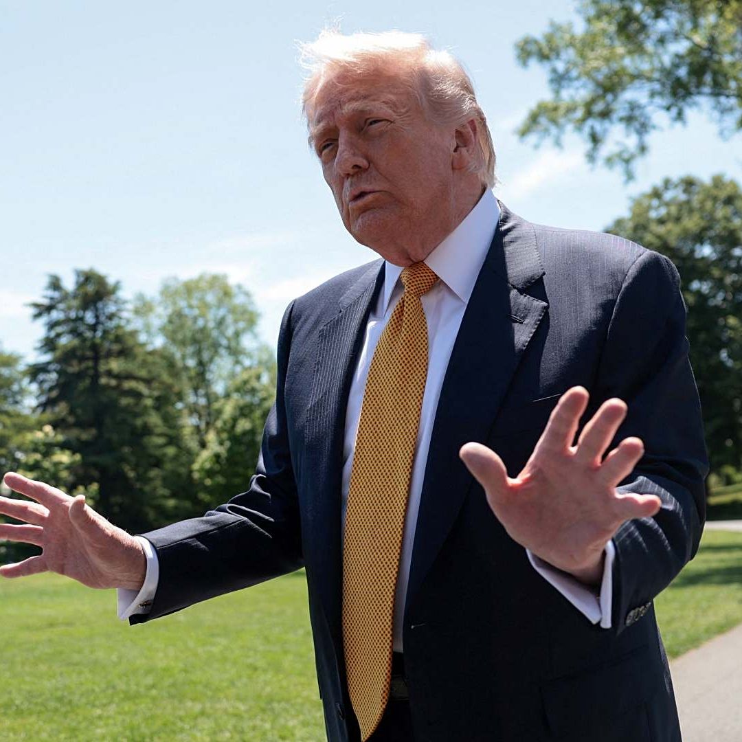 Donald Trump habla con la prensa antes de partir hacia la Base Conjunta Andrews, con destino a China. Foto: Reuters