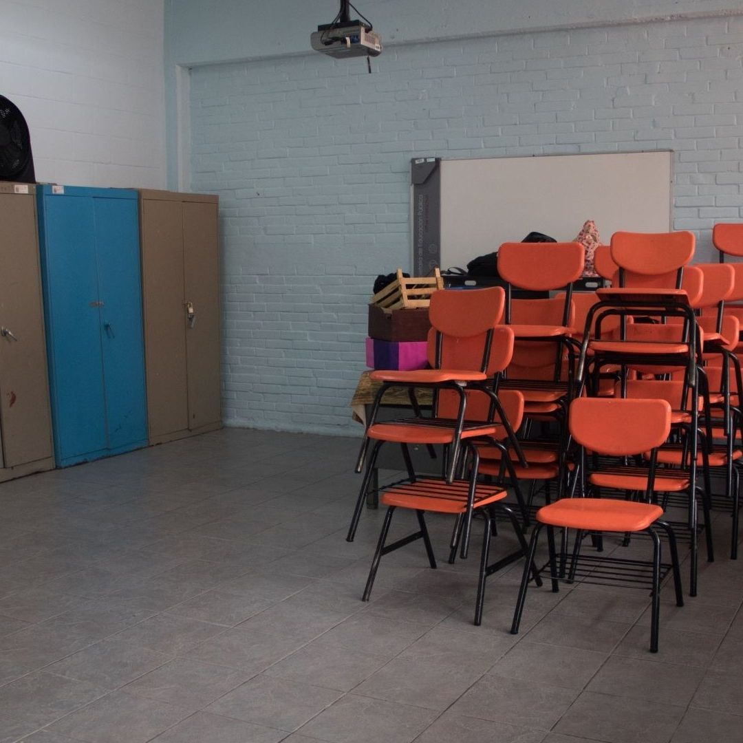 Salón de clases vacío.