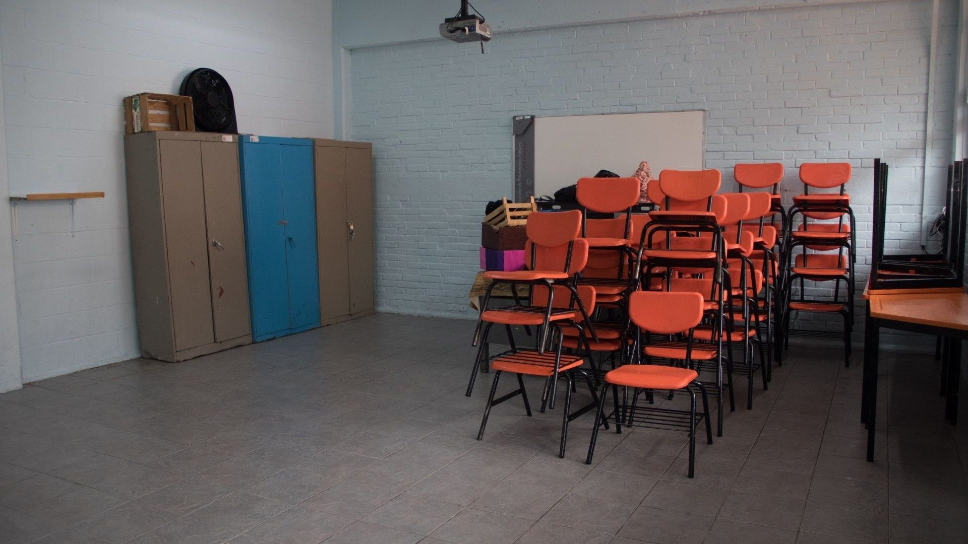Salón de clases vacío.