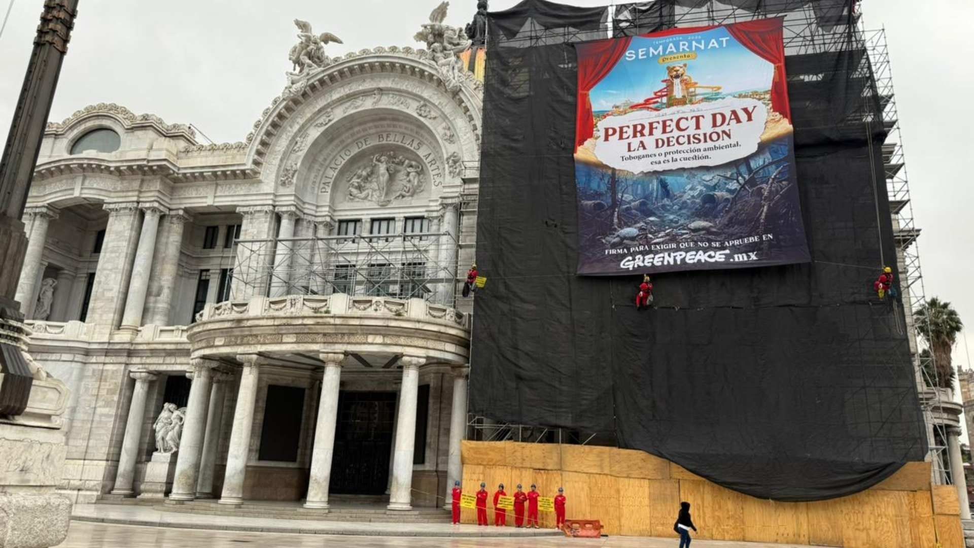 Protesta de Greenpeace en el Palacio de Bellas Artes