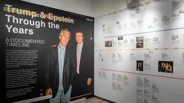 Exposición en biblioteca temporal con archivos de Jeffrey Epstein