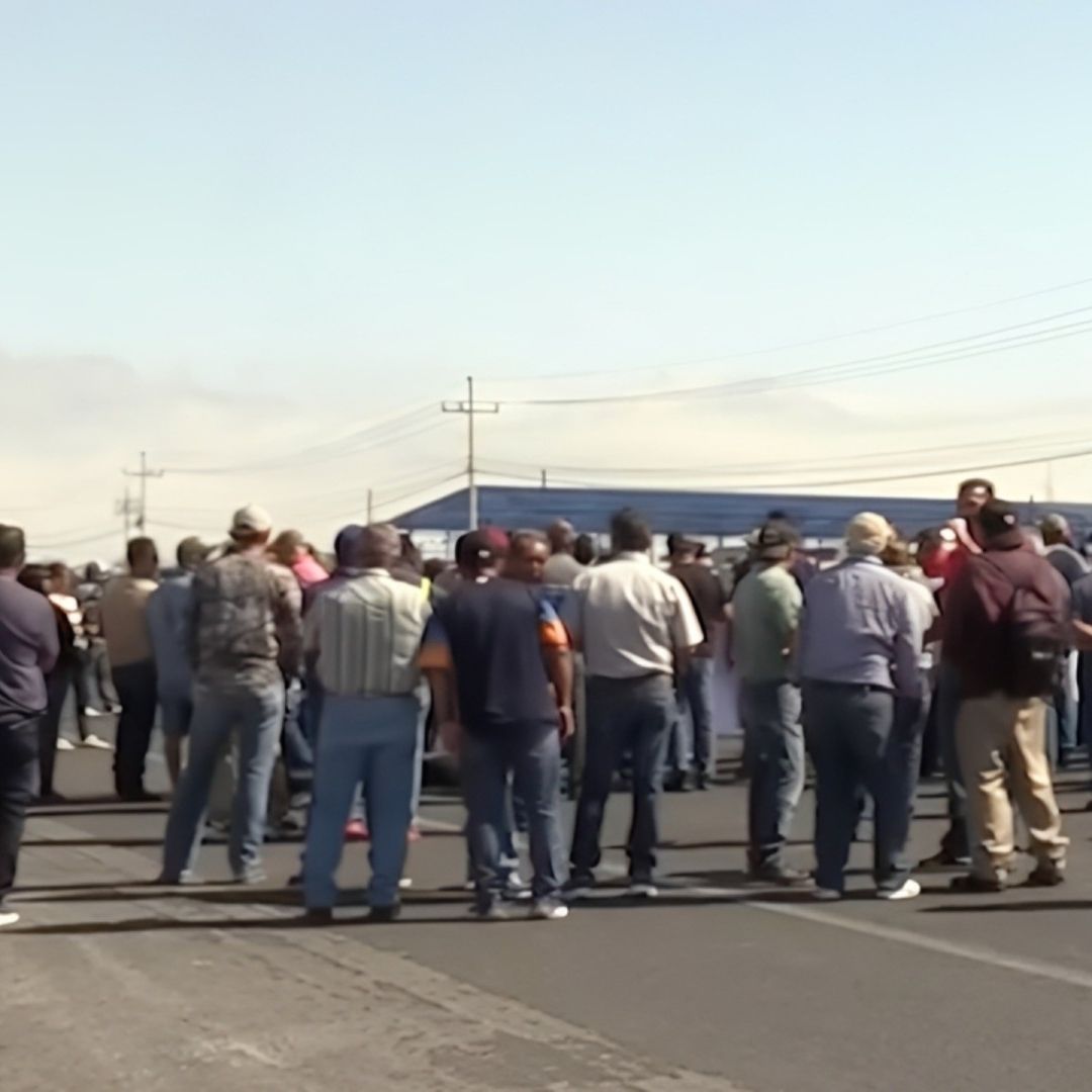 Extrabajadores de AHMSA se Enfrentan Contra Policías de Coahuila por Bloqueo de Carretera 57