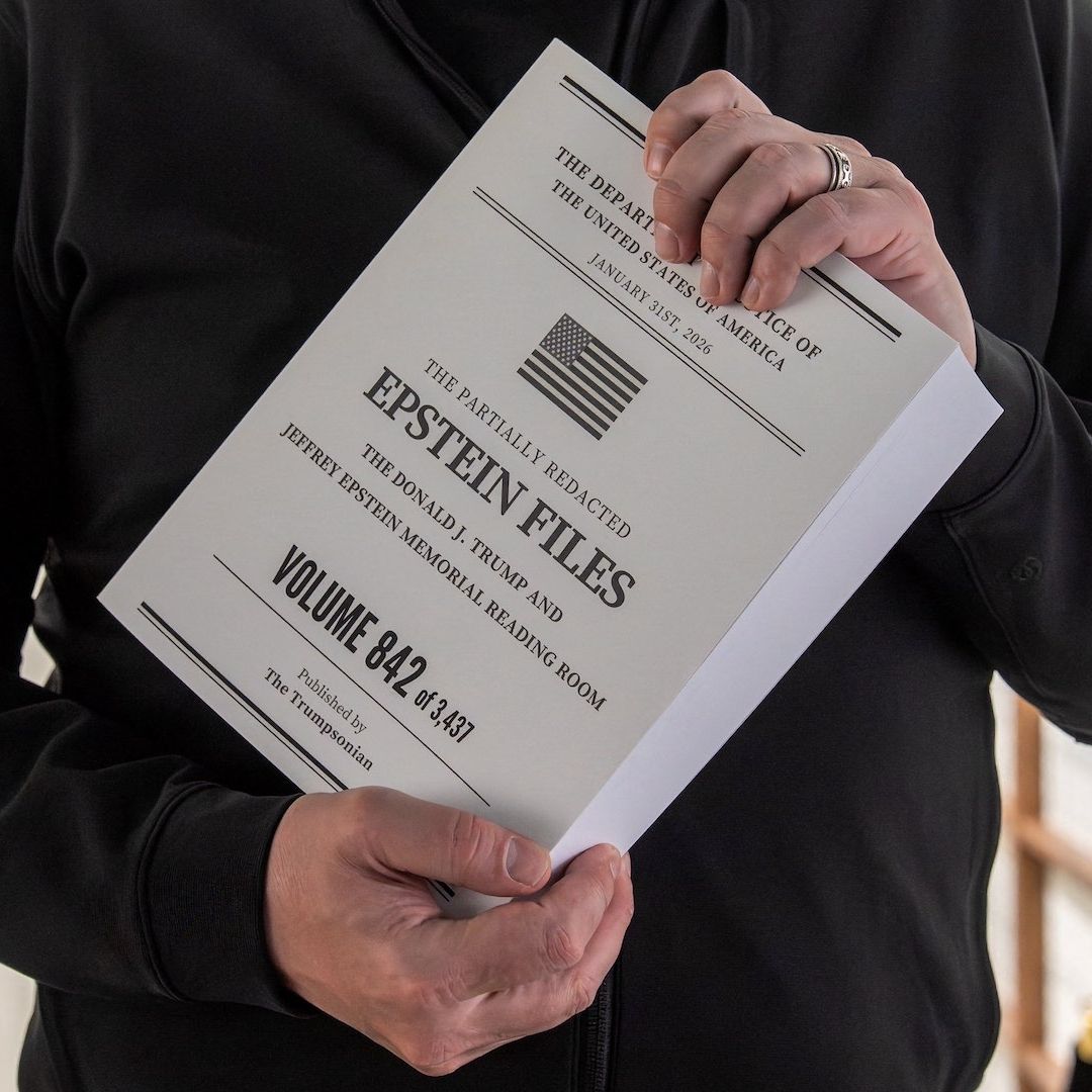 Abren biblioteca temporal con archivos impresos de Jeffrey Epstein