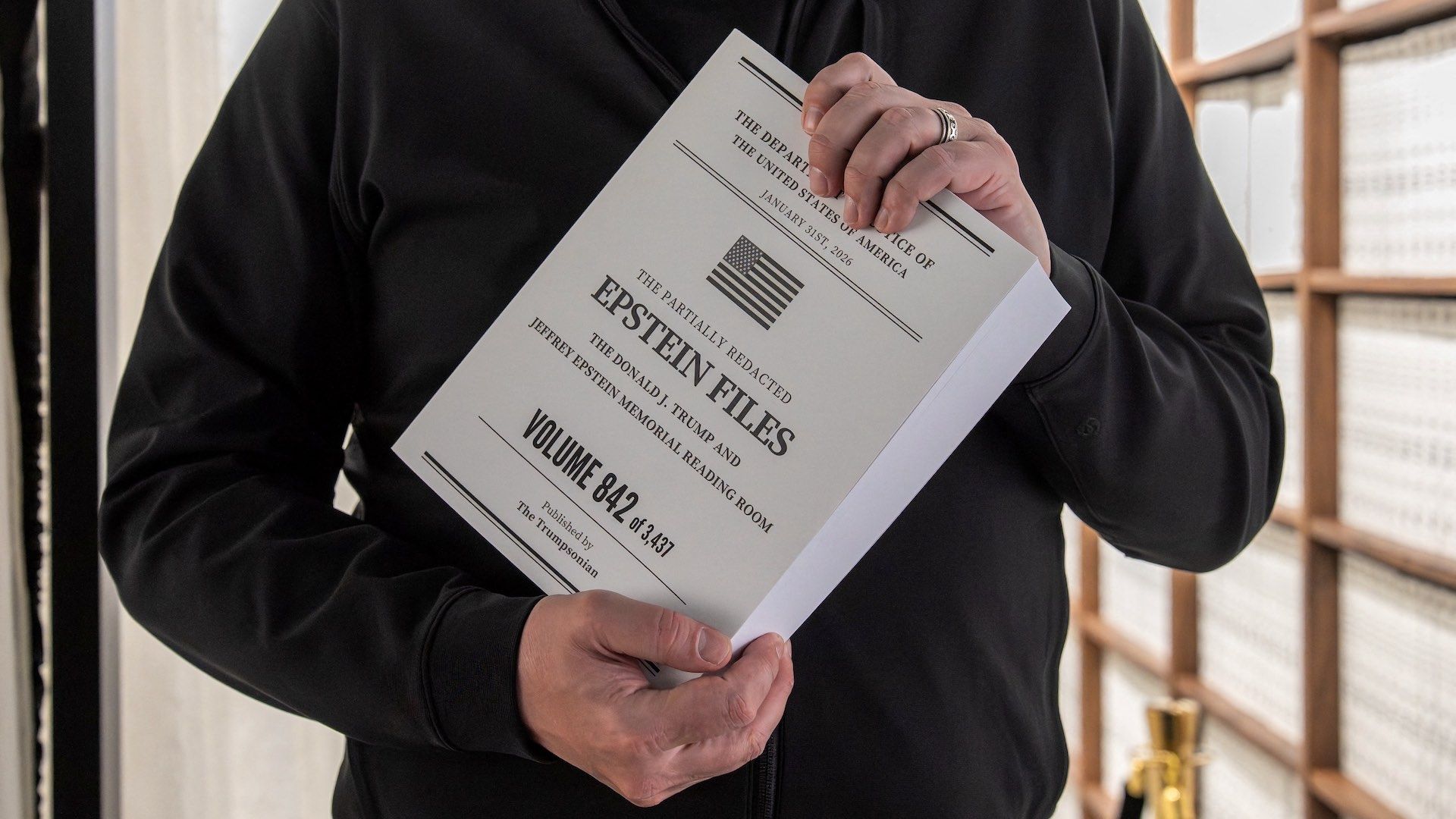 Abren biblioteca temporal con archivos impresos de Jeffrey Epstein