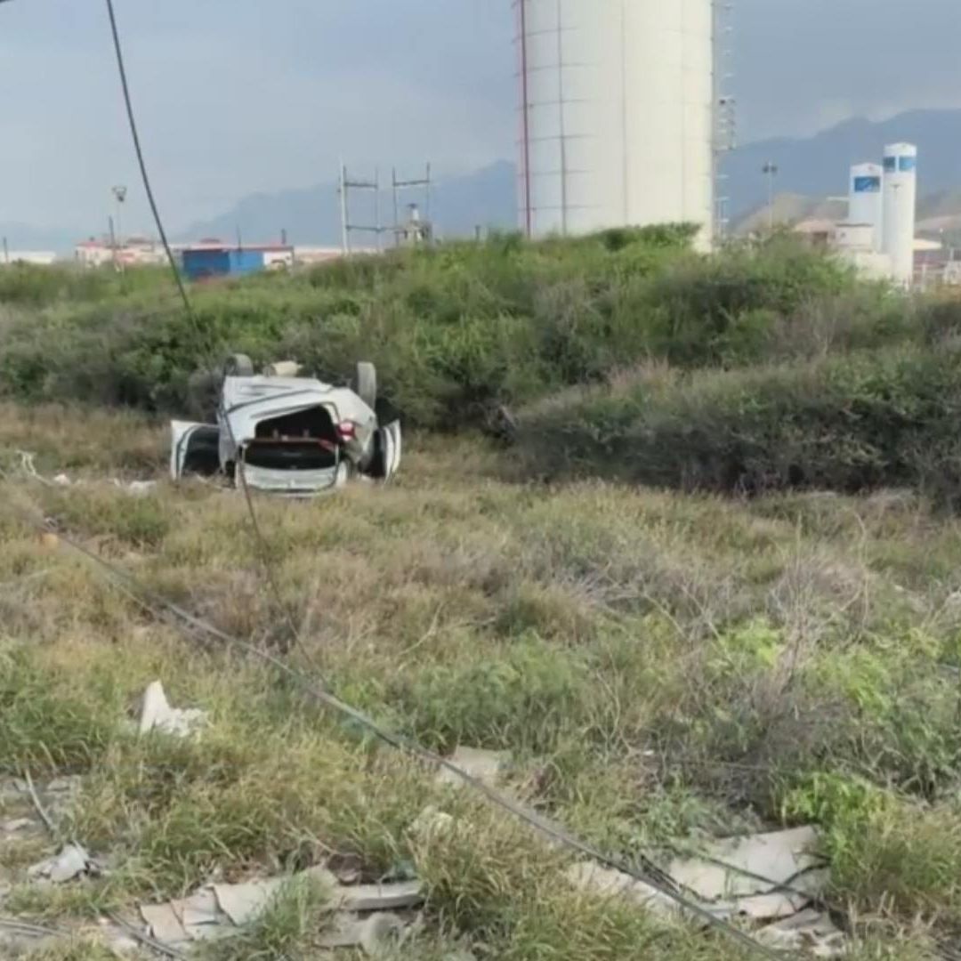 Automóvil volcado sobre acotamientos en García, Nuevo León