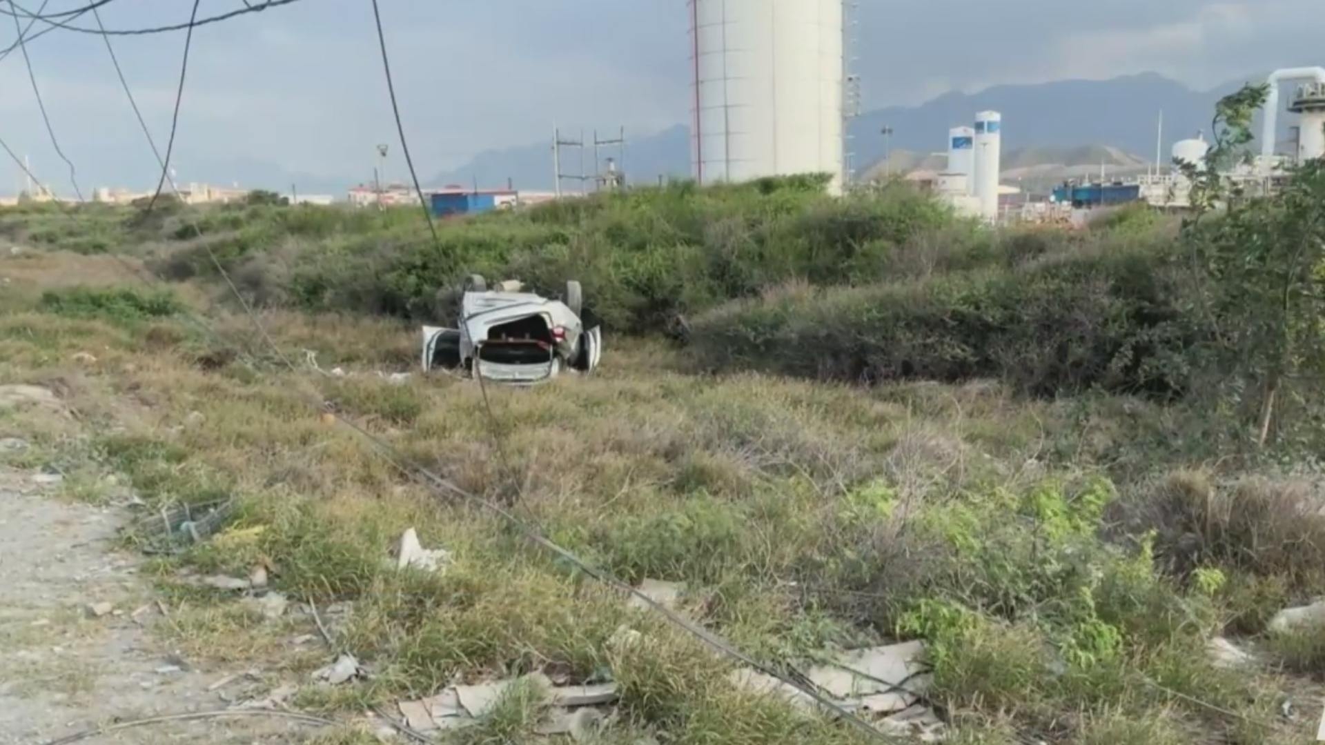 Hombre Pierde el Control de Automóvil, Choca con Camioneta y Vuelca en ...