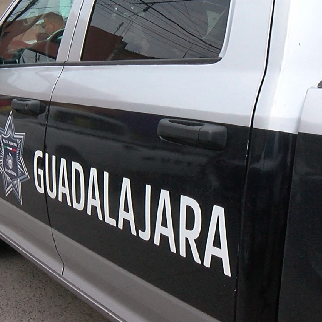 Una mujer resultó herida tras caerle una puerta metálica encima en Guadalajara