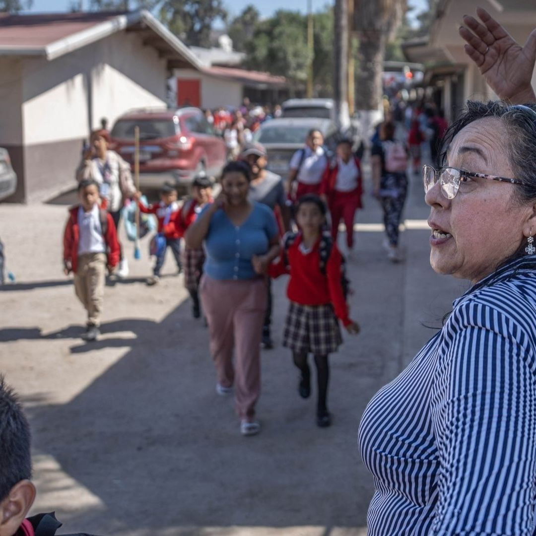 maestra llama a alumnos a que entren a escuela
