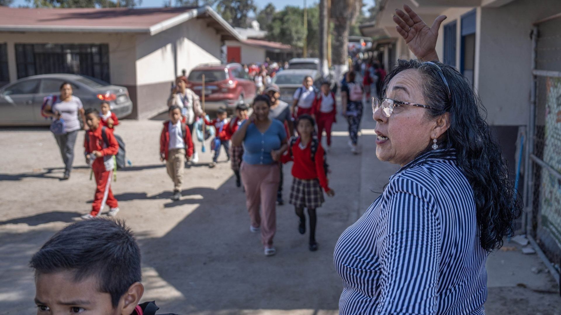 maestra llama a alumnos a que entren a escuela