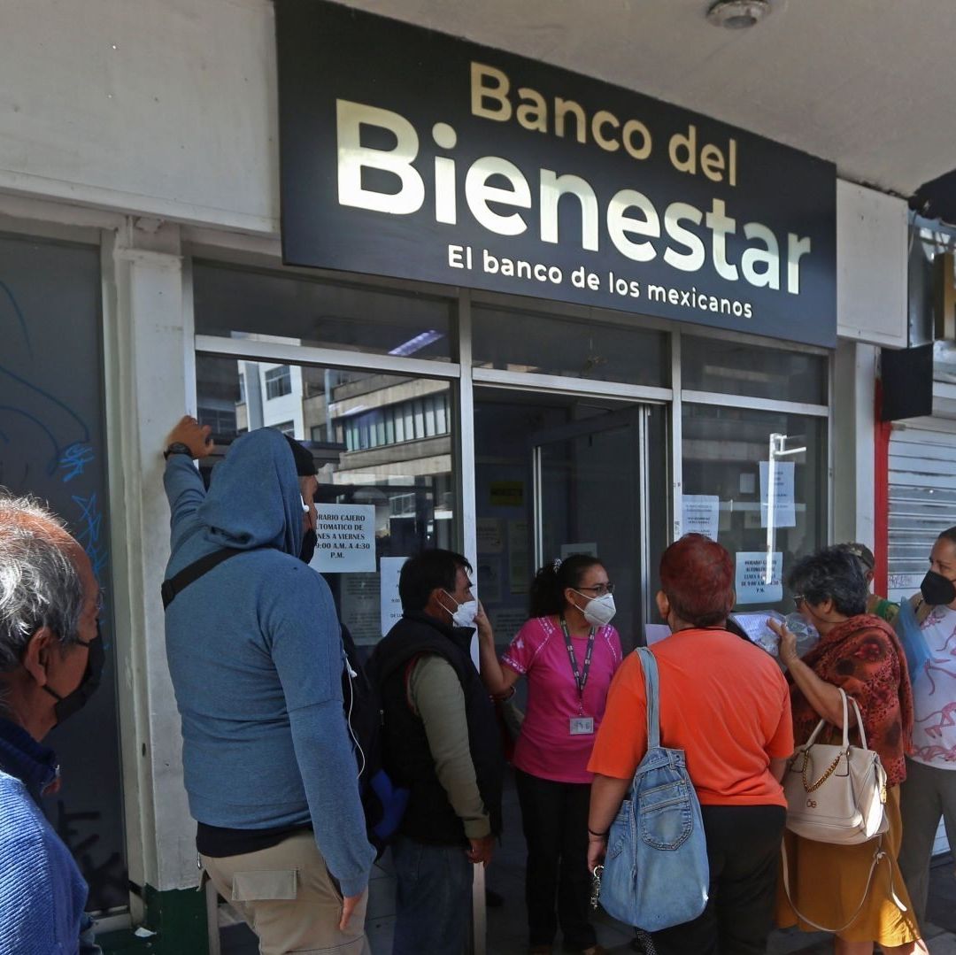 Hombres y Mujeres hacen fila para recibir su pago Bienestar. Quiénes Cobran el 12 y 19 de Mayo 2026