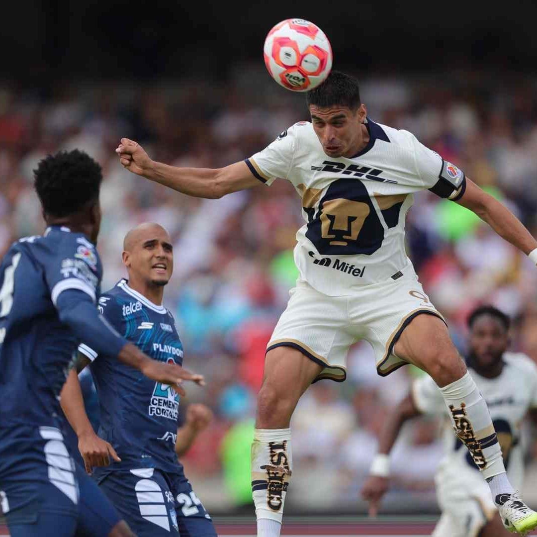 Guillermo Martínez remata de cabeza durante el partido Pumas vs Pachuca en el Torneo Apertura 2025. Foto: Cuartoscuro | Archivo