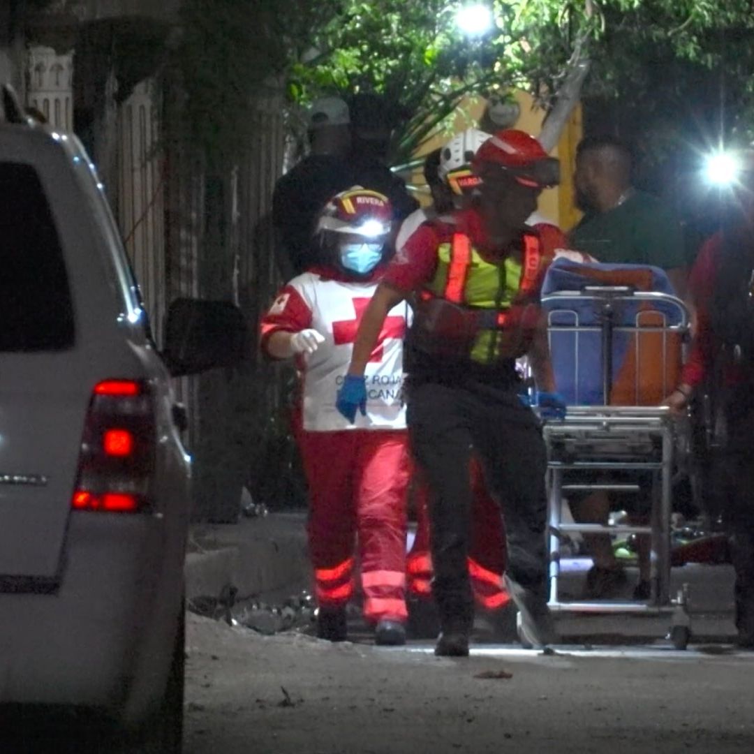 Paramédicos de la Cruz Roja trasladan a mujer herida
