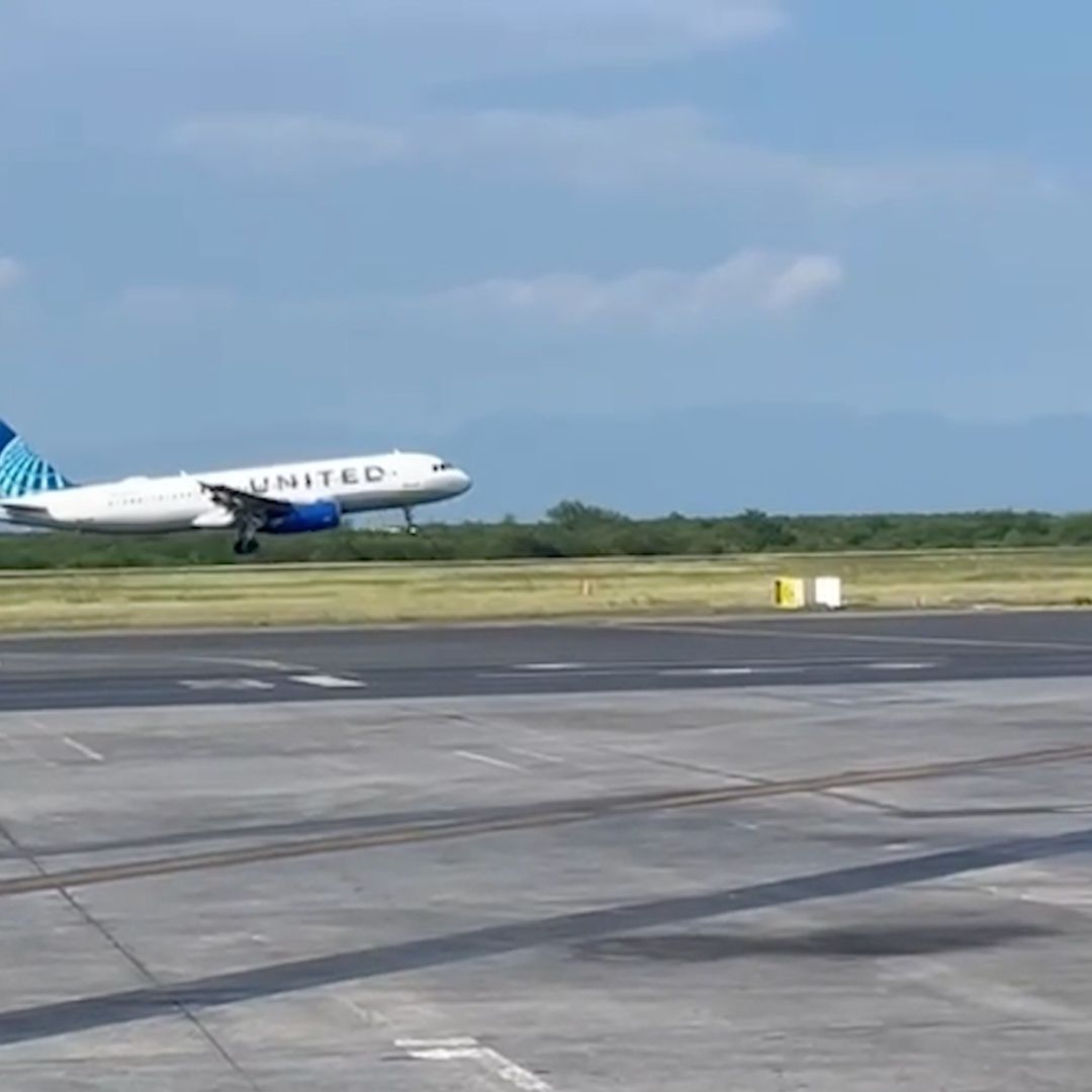 Avión de United Airlines aterriza de emergencia en Aeropuerto de Monterrey